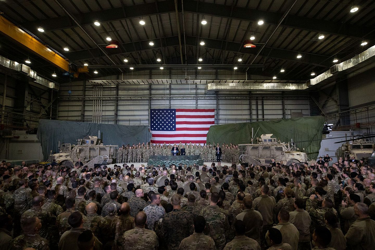 美国在全球有数百个军事基地，这成为支撑美利坚帝国地位的军事基础。图为2019年11月28日，时任美国总统特朗普突访驻阿富汗美军基地。（AP）