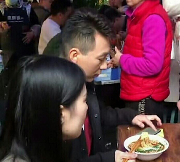 50岁康辉街头餐馆吃面，一身红色西装显贵气，和路人合影一点架子都没有（组图） - 2