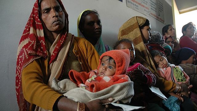 非洲穷人等候接种疫苗