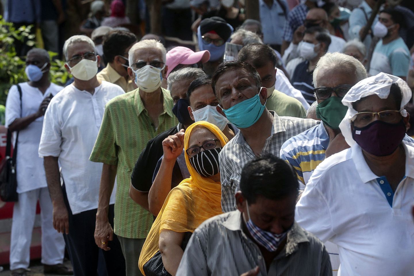 印度疫情大爆发，每天都有数以十万人确诊。（美联社）