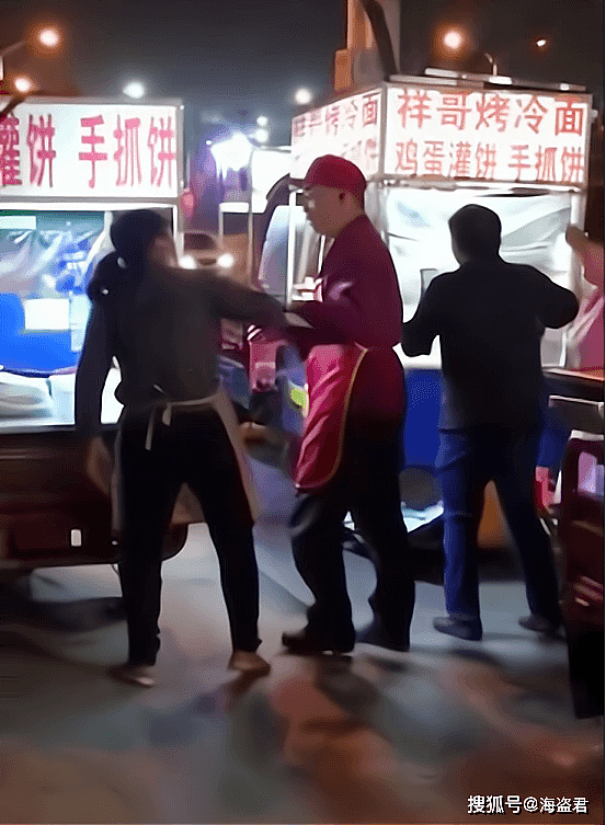 中国2个摆摊大妈因抢生意嫌隙，甩手跺脚隔空对骂，双双毫不示弱（视频/组图） - 3