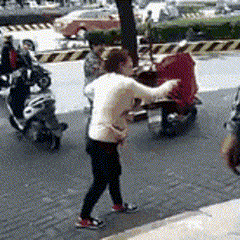 中国2个摆摊大妈因抢生意嫌隙，甩手跺脚隔空对骂，双双毫不示弱（视频/组图） - 7