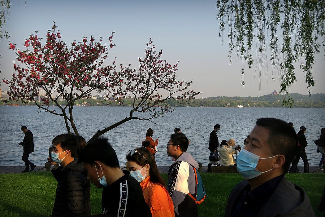 上月，中国东部城市杭州西湖的游客。中国的宣传经常用强调海外的问题来庆祝本国遏制新冠病毒传播的成功。