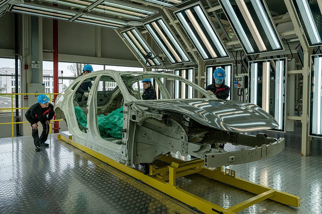 中国宁波附近一家工厂的焊接车间，吉利公司生产的电动汽车极氪的车身。