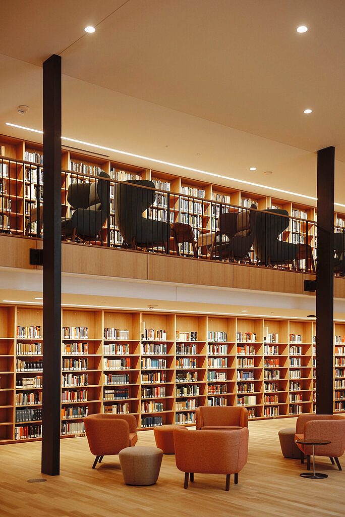 尼尔森图书馆的主楼层区域。“即使他们有更新的方式利用这里的藏书进行教学，你仍然身处一个书屋，”林璎说。“我仍然能感受到书籍的美，我仍然相信那种美。”