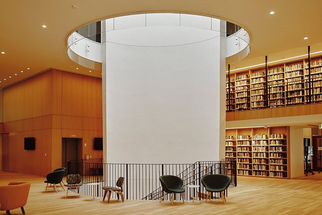 进入尼尔森图书馆后，迎接参观者的是一个圆形开口。这一特色让自然光照亮了建筑。

