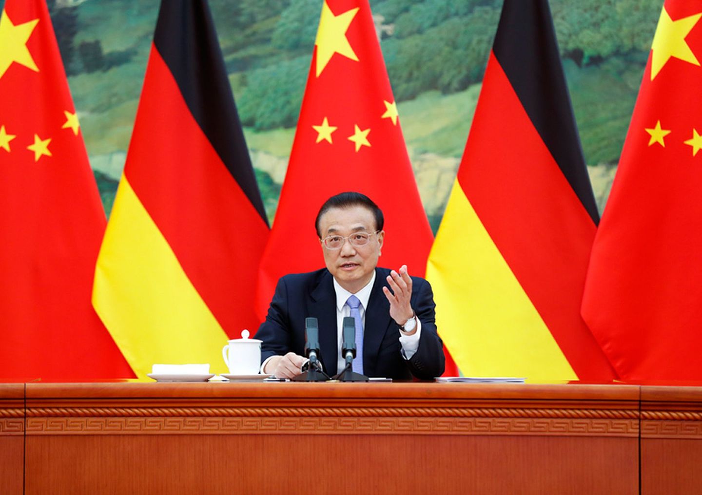 2021年4月28日，中国国务院总理李克强在北京人民大会堂以视频形式与德国总理默克尔共同主持第六轮中德政府磋商。（中国政府网）