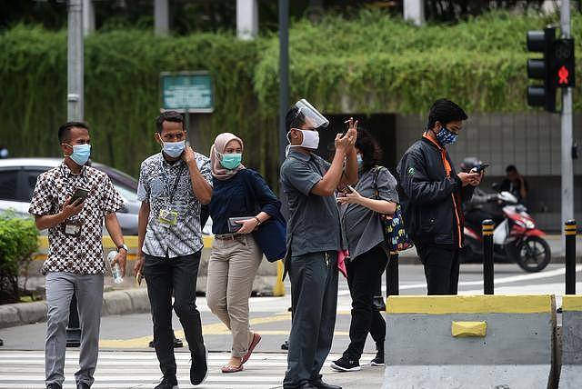 可怕！印尼国际机场测新冠，棉签反复使用！至少9000旅客存感染风险（组图） - 1