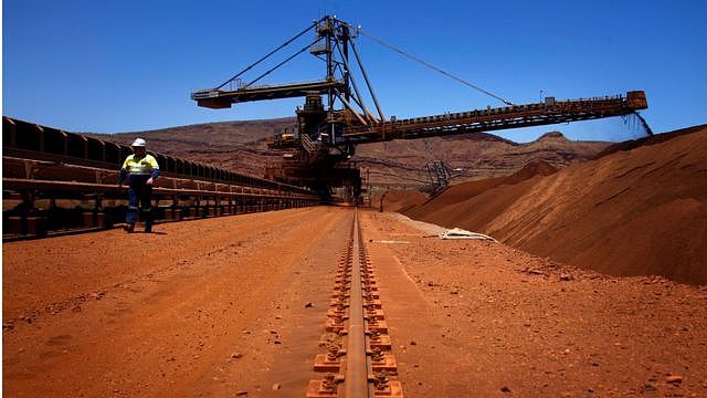 根据澳洲西太平洋银行的估算，中国从澳洲入口六成的铁矿资源，两成则来自巴西。澳洲每年向中国运送9亿吨的铁矿石。