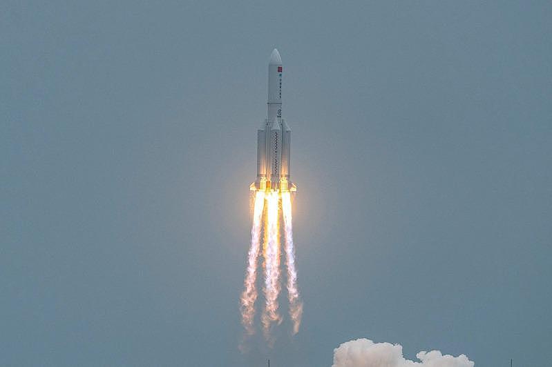 中国的长征五号B遥二运载火箭4月29日将「天和号」太空站核心舱送进低地轨道后，核心节据指可能将在未来几天「失控再入」地球大气层。 (美联社)