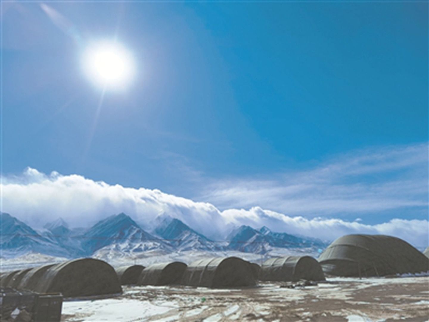 雪山下的解放军新型充气式野营帐篷。（中国军网）