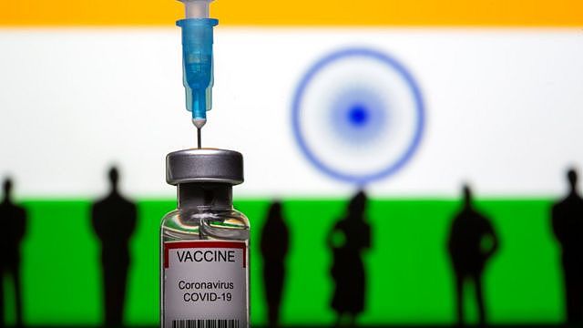 设计图片：印度国旗、人像娃娃和COVID-19疫苗