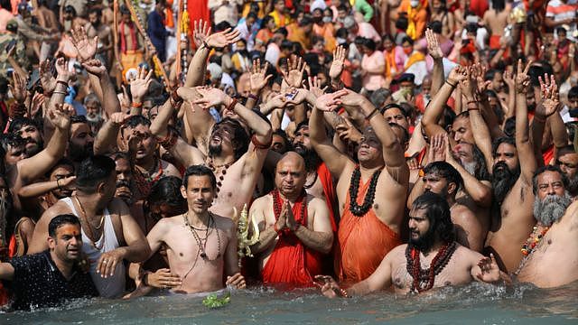印度北阿坎德邦赫尔德瓦尔（Haridwar, Uttarakhand）数以万计群众趁大壶节走进恒河沐浴（14/4/2021）