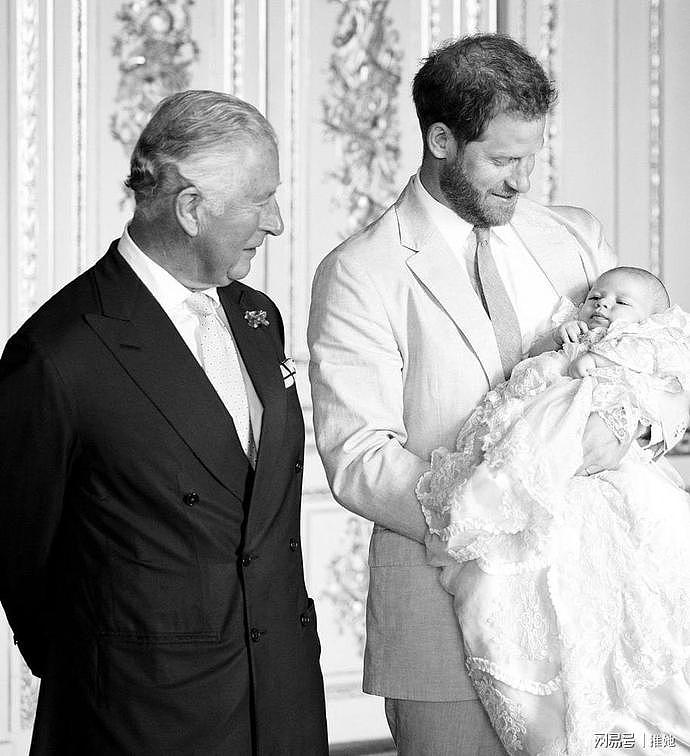 哈里的儿子阿奇两岁生日，梅根用王室头衔出书挣钱，英国女王很心酸（组图） - 4