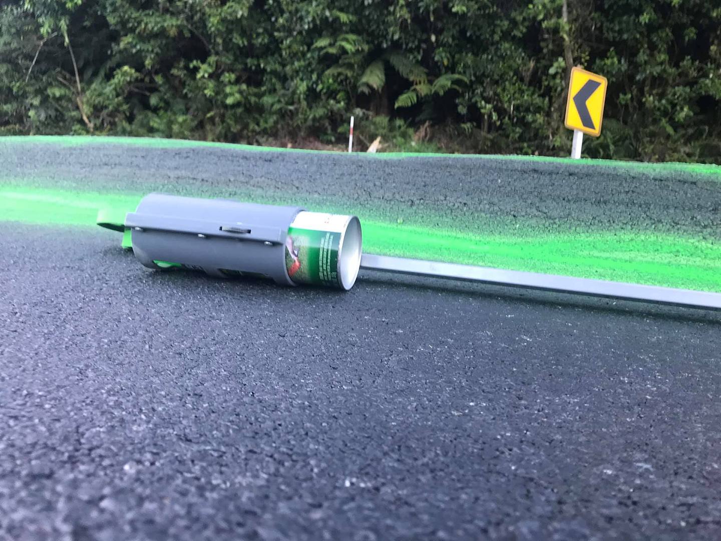 新西兰30岁男子厄普森过去这段日子多次在出现问题的路面画画，部分图样更是男性生殖器，引起外界注意。 （Facebook@Geoff Upson Road Safety Campaigner）