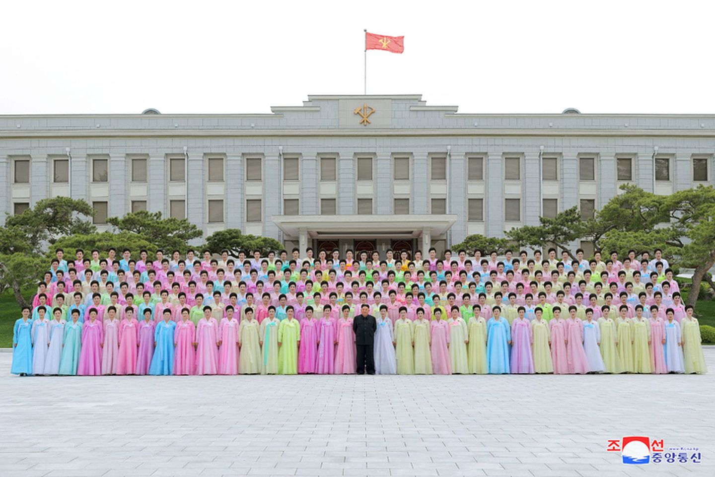 2021年5月6日，金正恩在劳动党总部大楼与朝鲜人民军大联合部队军属文艺小组人员合影。（朝中社）