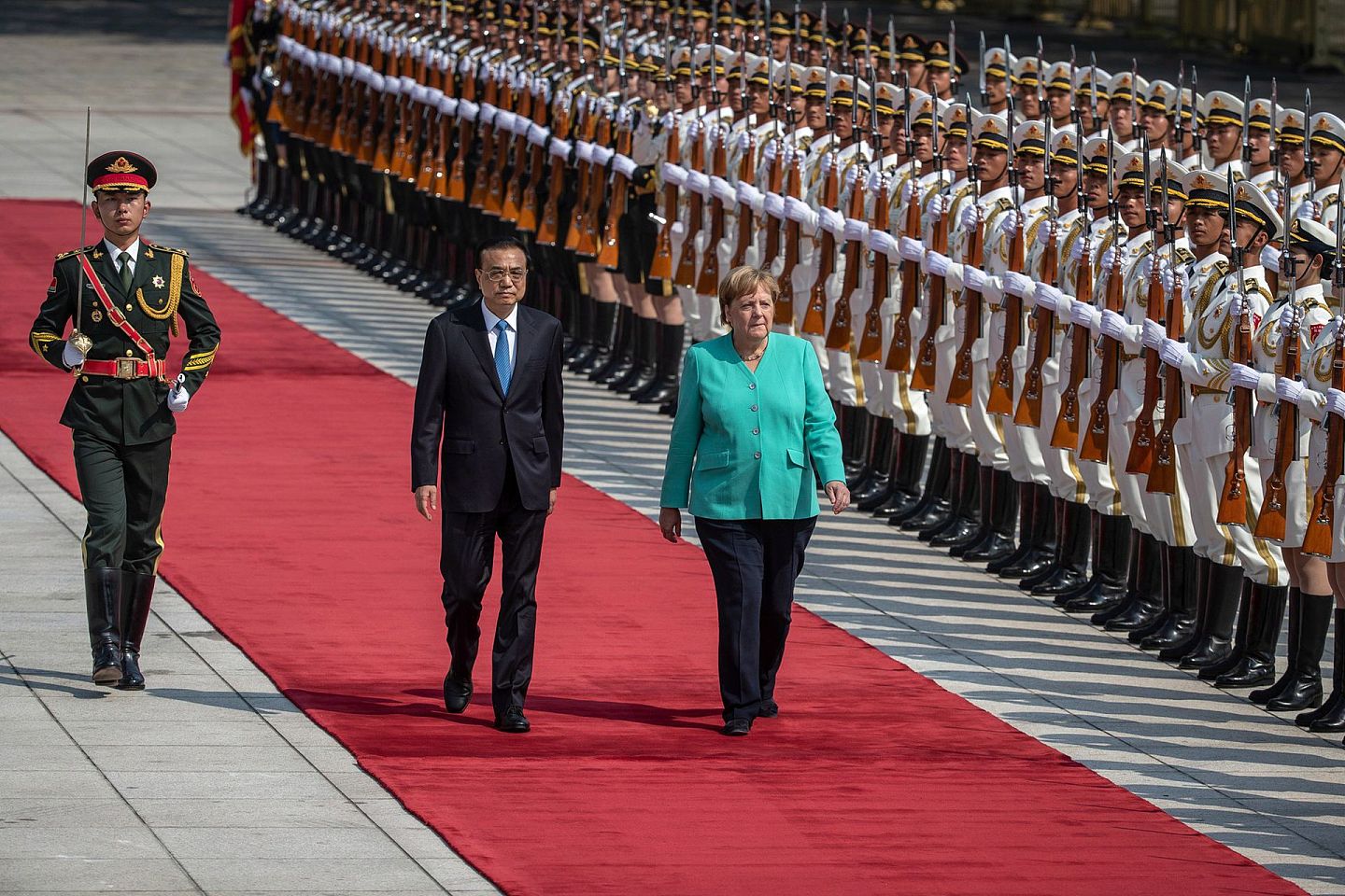2019年9月6日，中国国务院总理李克强(右)在人民大会堂东门外广场举行欢迎仪式，欢迎到访的德国总理默克尔。（AP）
