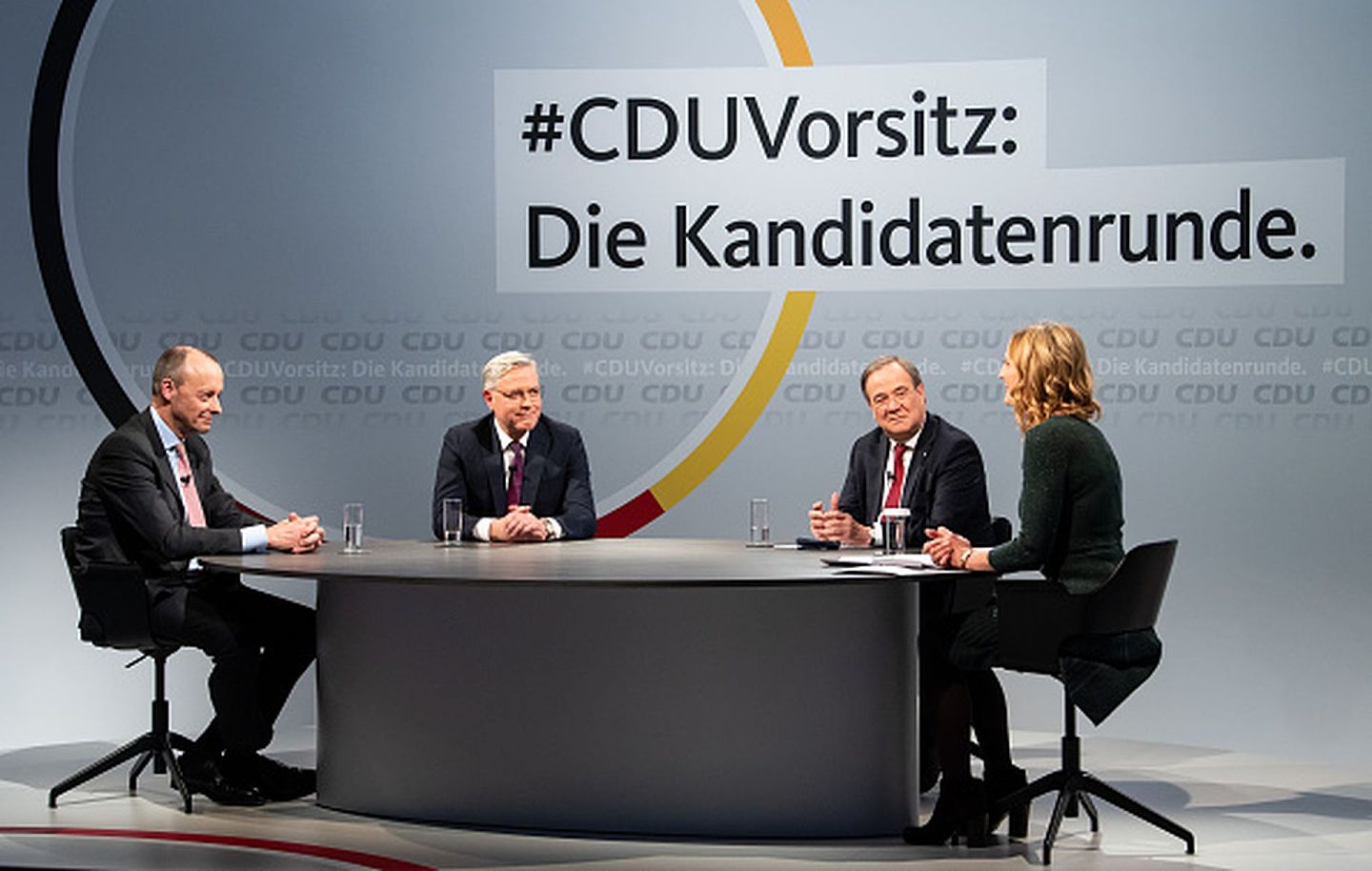 2020年12月14日，三位竞选新一届基民盟党魁之位的候选人在柏林基民盟总部参加与基民盟党员的在线互动。从左至右依次为默茨、勒特根以及拉舍特。（Getty Images）