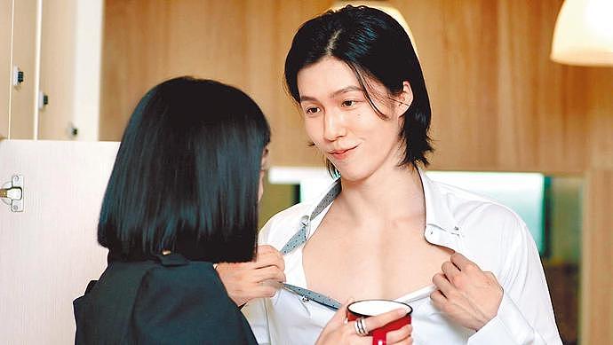 张庭31岁继子近况曝光，与男演员拍吻戏表情投入，五官精致留长发（组图） - 2