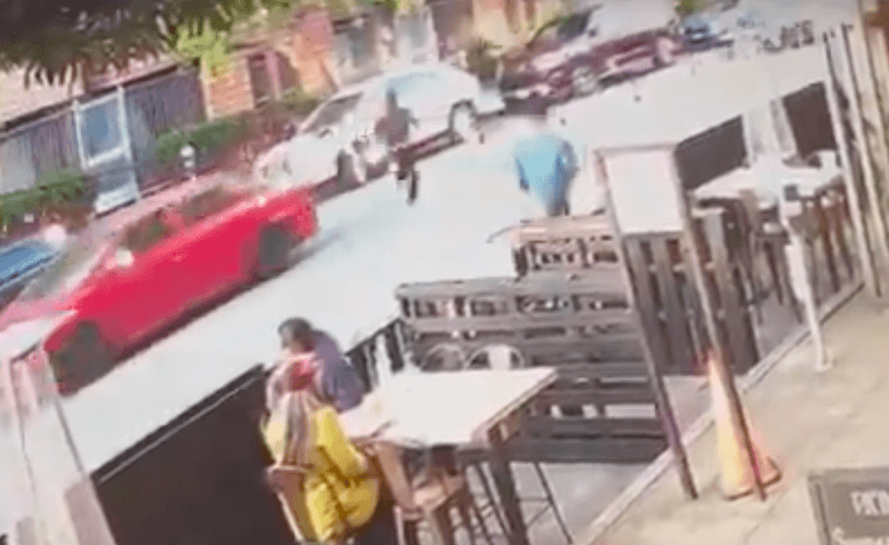 监控录像的片段可见，多位人士追出马路，追赶嫌犯。 （视频截图）