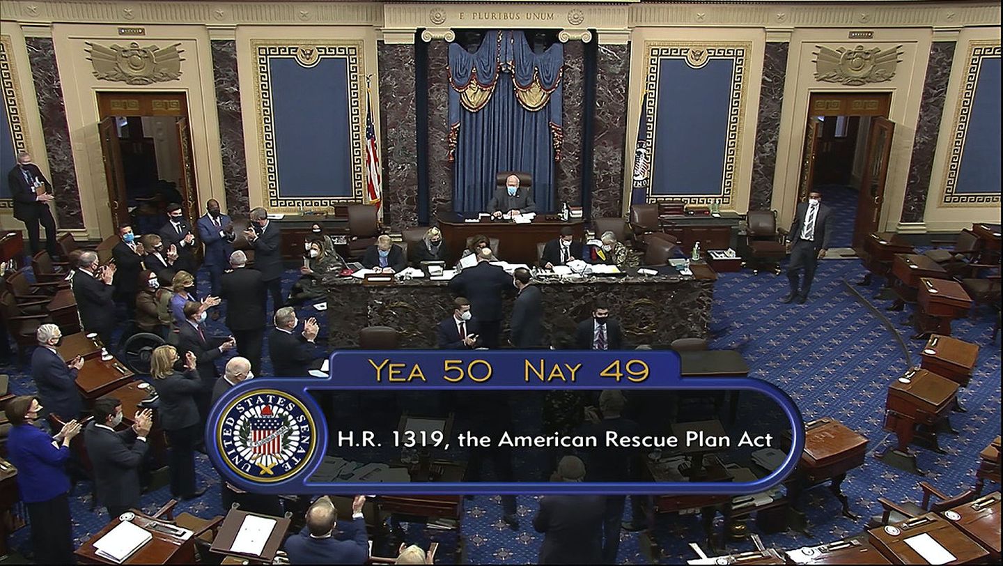 美国参议院经过破纪录的11小时又50分钟，最终在3月6日以一票之差通过1.9万亿美元刺激经济方案，并交由众议院表决。（AP）