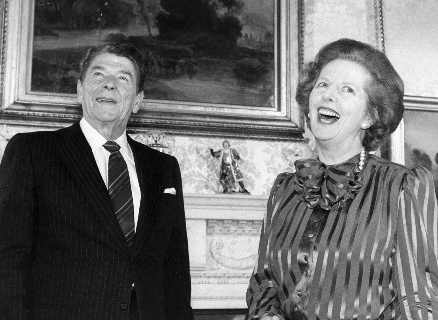 美国总统列根（Ronald Reagan）和英国首相戴卓尔夫人（Margaret Thatcher）在80年代主导西方世界的新自由主义经济发展方向，提倡放任市场和缩减公共开支的政策。（Getty Images）