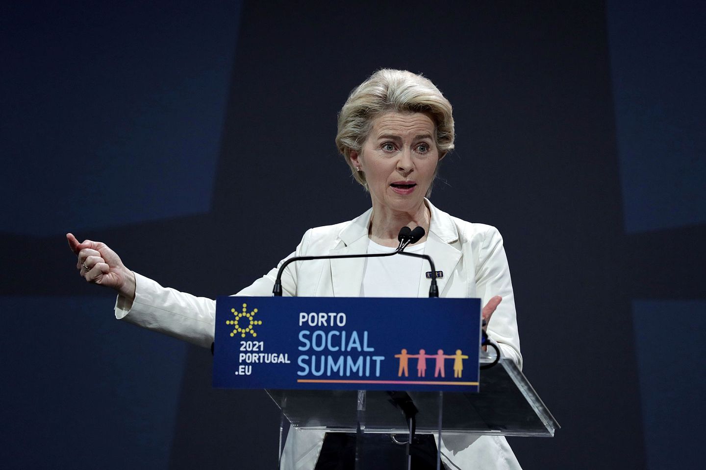 欧盟社会峰会5月7日在葡萄牙召开。图为峰会闭幕后，欧盟委员会主席冯德莱恩出席记者会。（Reuters）