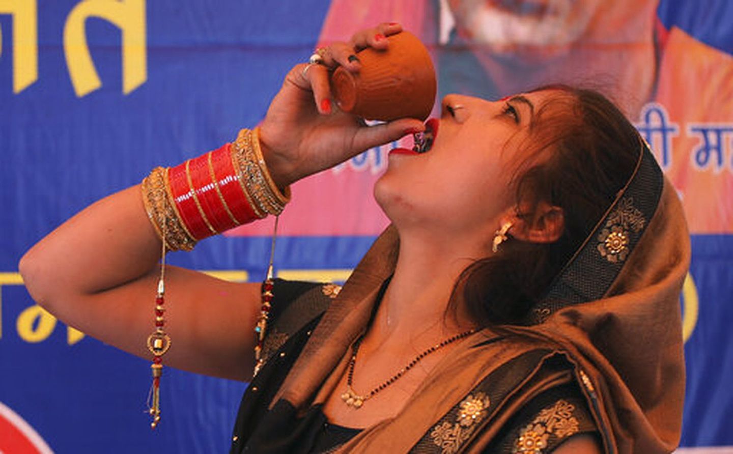 在派对上，大量牛尿以金属容器盛装，印度教信徒再用传统的土杯一饮而尽。（AP）