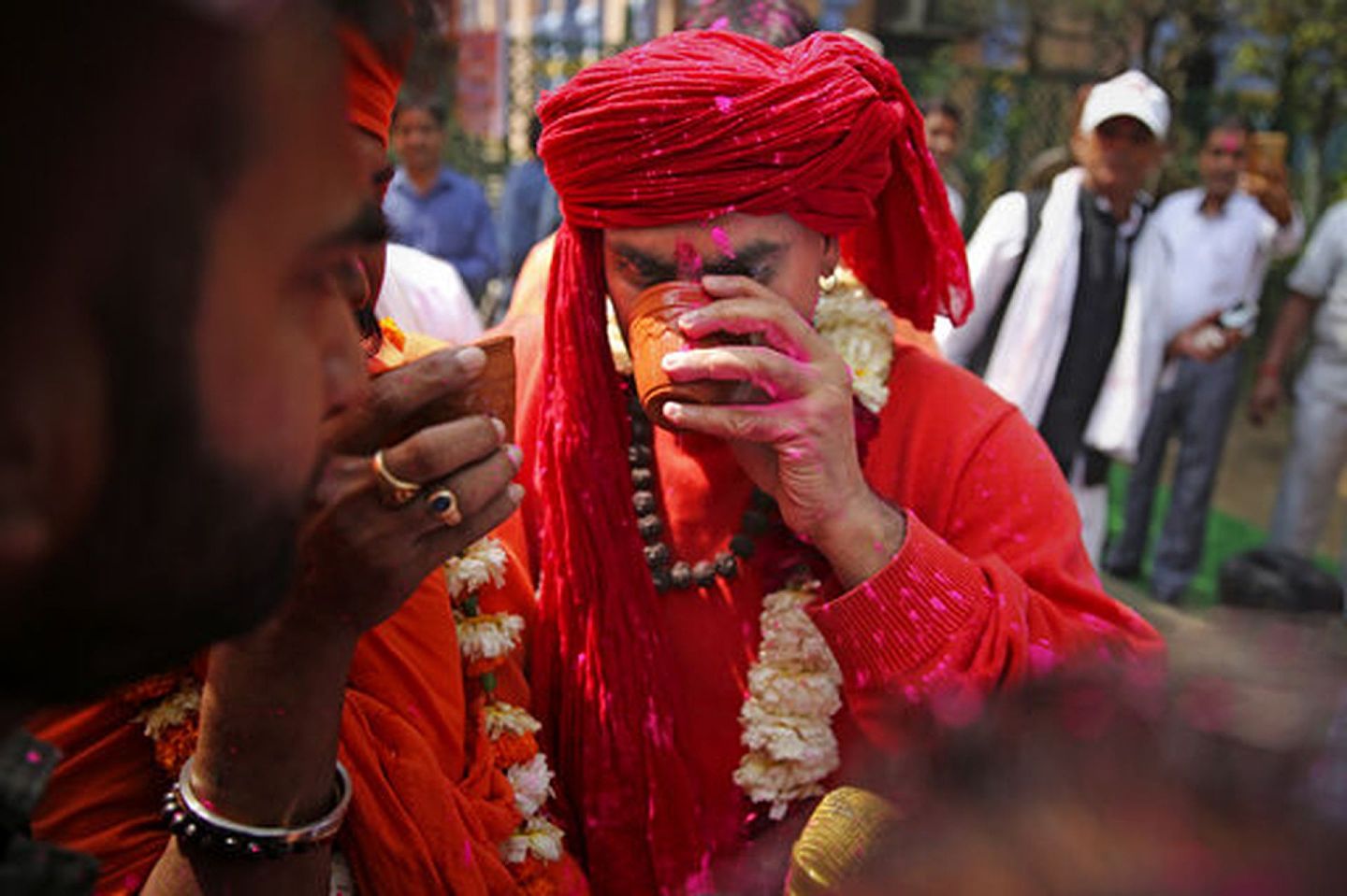 印度教会主席查卡帕尼（Swami Chakrapani）说，新冠肺炎是神对非素食主义者的惩罚举措，喝牛尿是根治新冠肺炎的唯一办法。（AP）