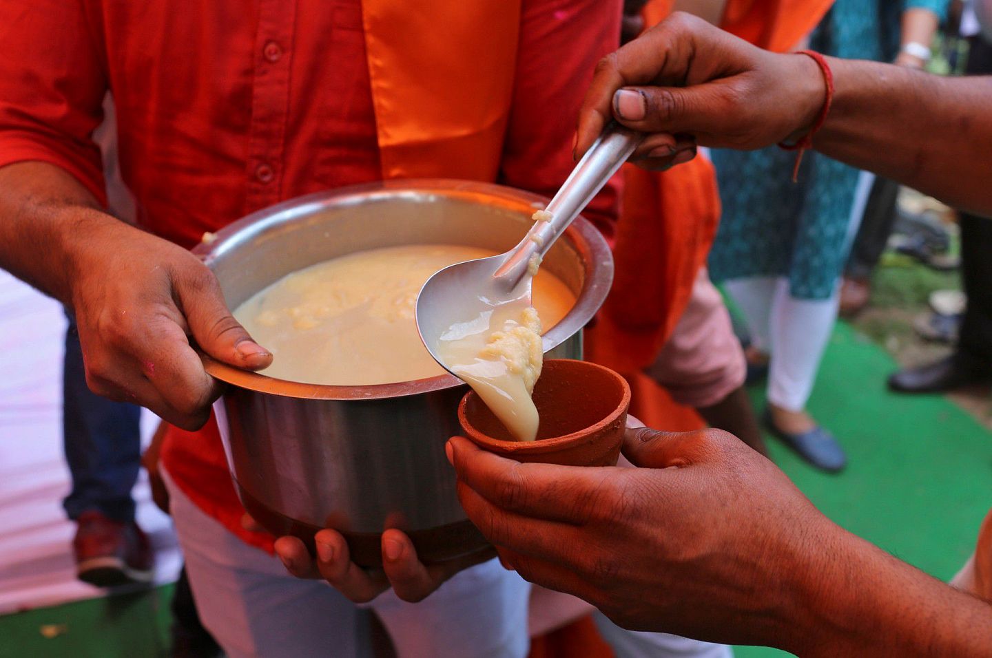 印度甚至还举行牛尿派对，规模数百人，现场有工作人员负责分发牛尿。（Reuters）