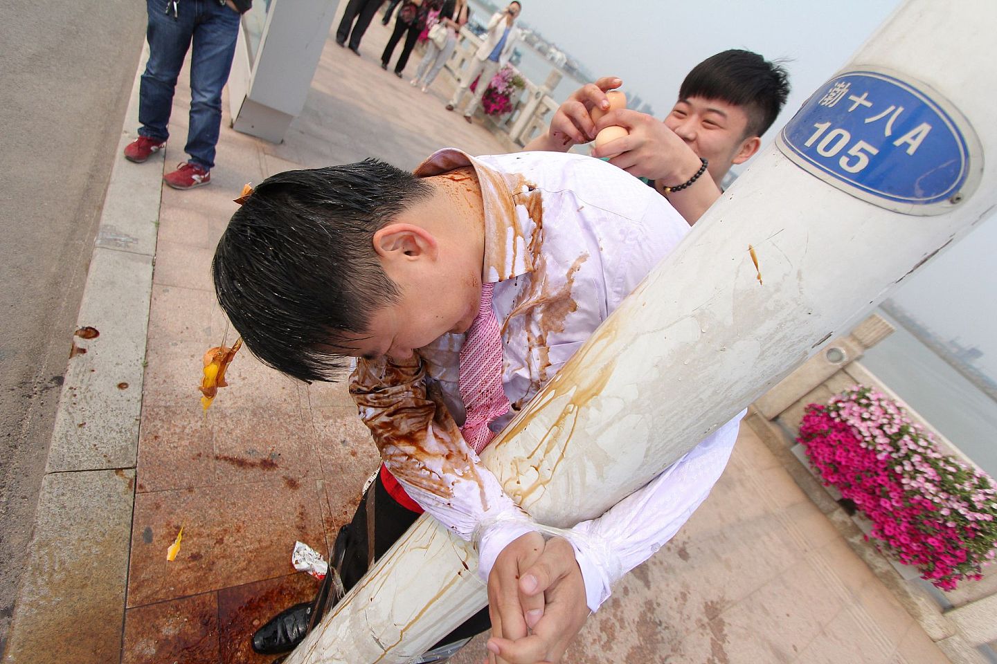 2013年05月02日，山东省滨州市，一位新郎在迎亲返程路上遭受亲友们的残酷“虐待”。（VCG）