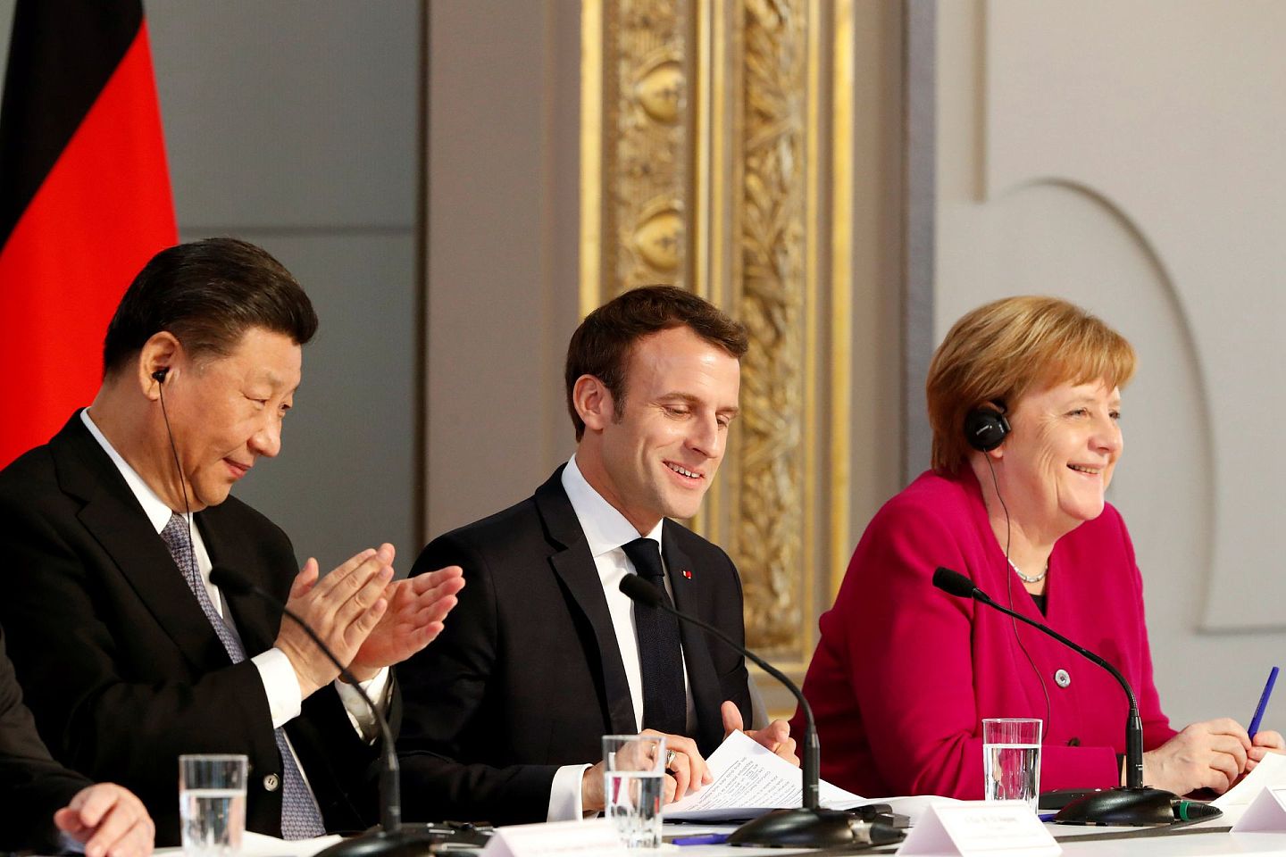 2019年3月26日，中国国家主席习近平（左）在巴黎同法国总统马克龙（Emmanuel Macron）一道出席中法全球治理论坛闭幕式，德国总理默克尔应邀出席。（Reuters）