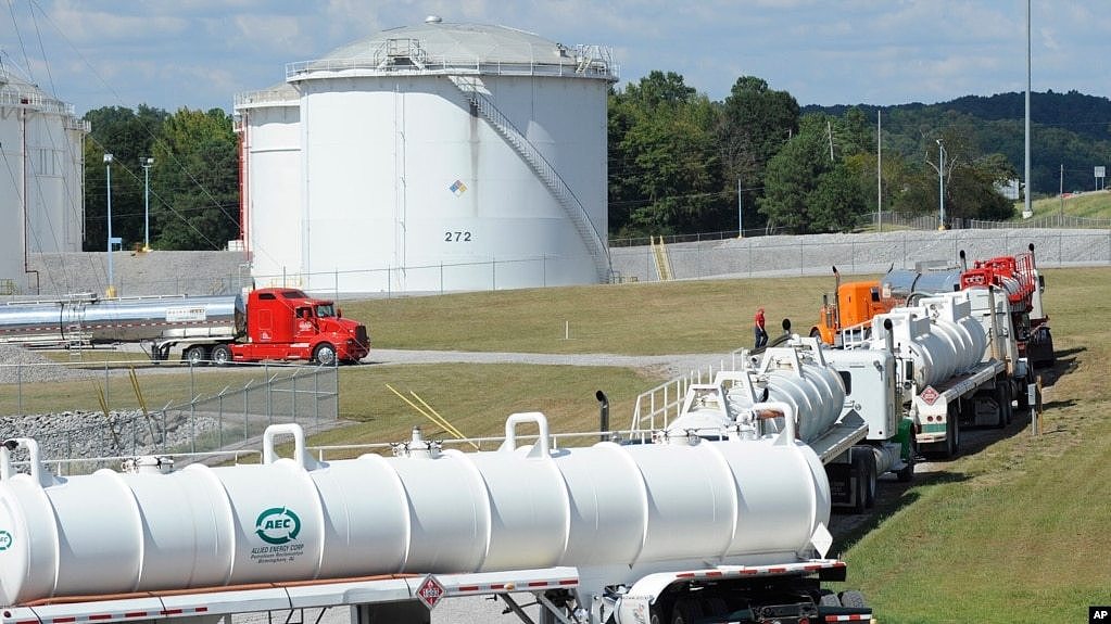 资料照片：殖民管道公司位于阿拉巴马州一个管道运输系统外排队的油罐车（2016年9月16日）