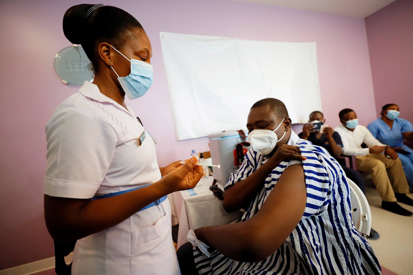 加纳新冠肺炎疫情：图为3月2日加纳医疗官员在首都阿克拉一间医院接种新冠肺炎疫苗。 （Reuters）