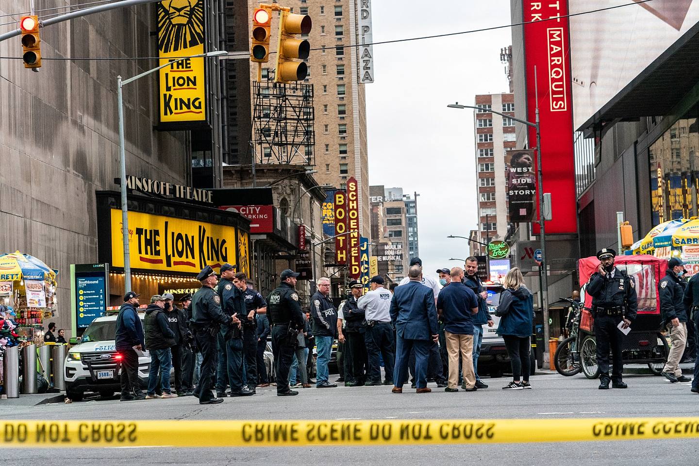 图为5月8日，美国纽约警方封锁枪击案现场。 （Reuters）