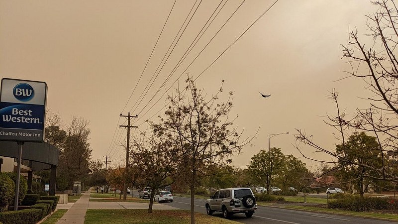 维州一城镇袭来沙尘暴，整片天被黄沙染为橙色（组图） - 4