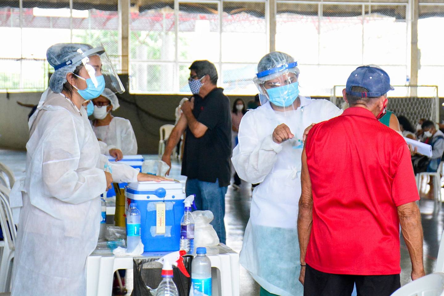 巴西新冠肺炎疫情：文中提及的大型试验，在2021年2月至4月举行。 图为2月9日，巴西小镇塞拉纳一个接种中心内，医护人员为民众接种中国科兴疫苗。 塞拉纳人口仅3万，距离圣保罗市319公里。 这个试验的目的，是确认「群体免疫」的效率。 （Reuters）