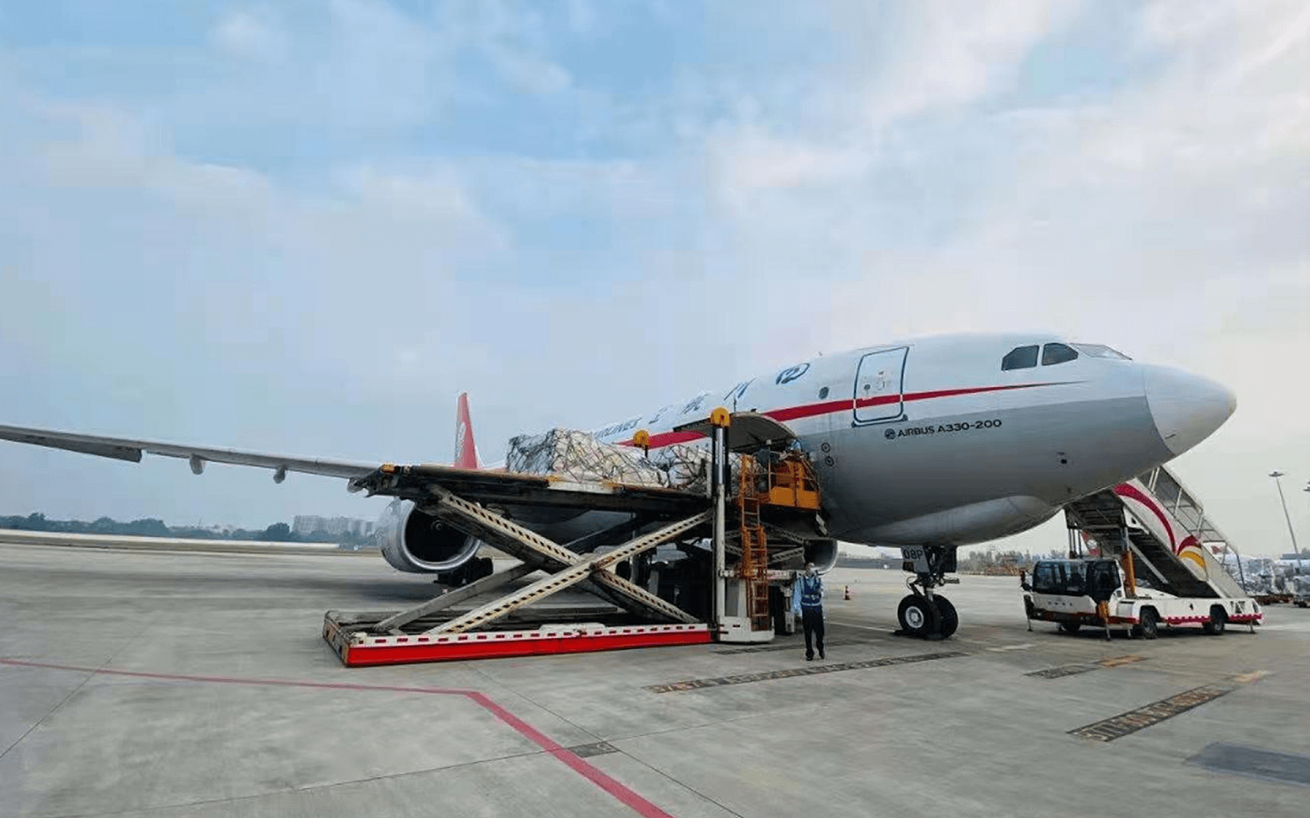 2021年5月9日，载有中国红十字会抗疫物资的货机抵达印度。（Twitter@China_Amb_India）