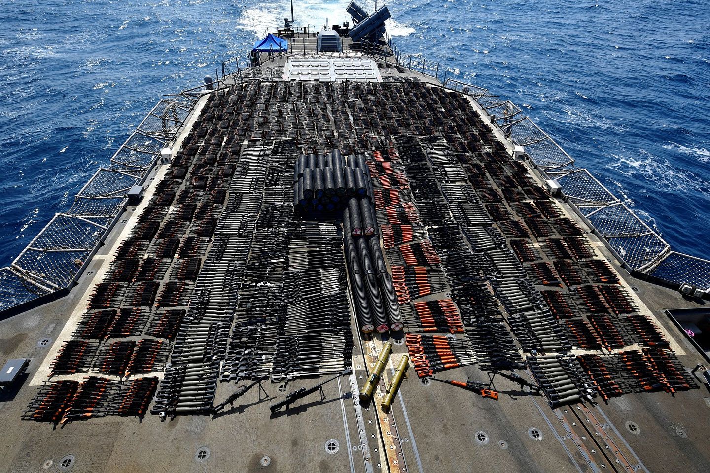 美国海军在北阿拉伯海查获大批走私中俄军火。海军5月9日发放图片显示，他们8日在导弹巡洋舰蒙特雷号的甲板上，展示这批武器。（Reuters）