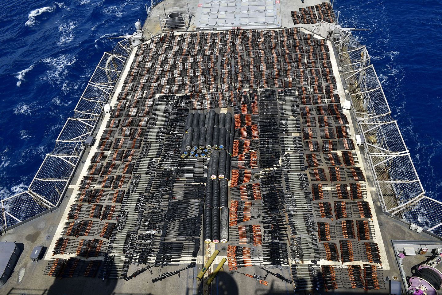 图为5月8日美国海军在导弹巡洋舰蒙特雷号的甲板上，展示从无国籍船只上搜出的军火。（Reuters）