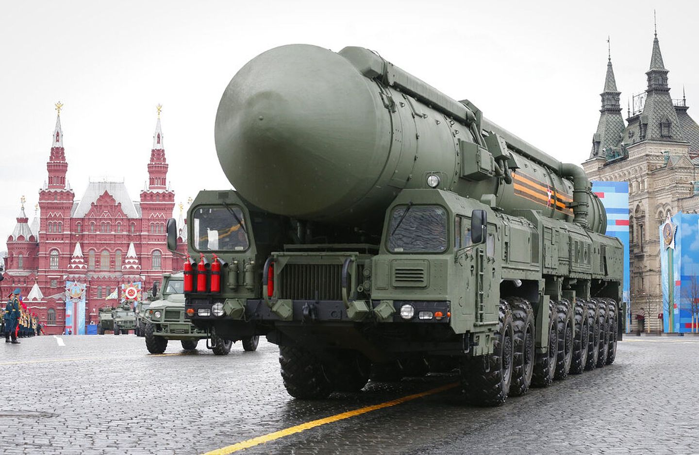 俄罗斯RS-24亚尔斯（Yars）陆基移动导弹系统走过红场，接受检阅。（AP）