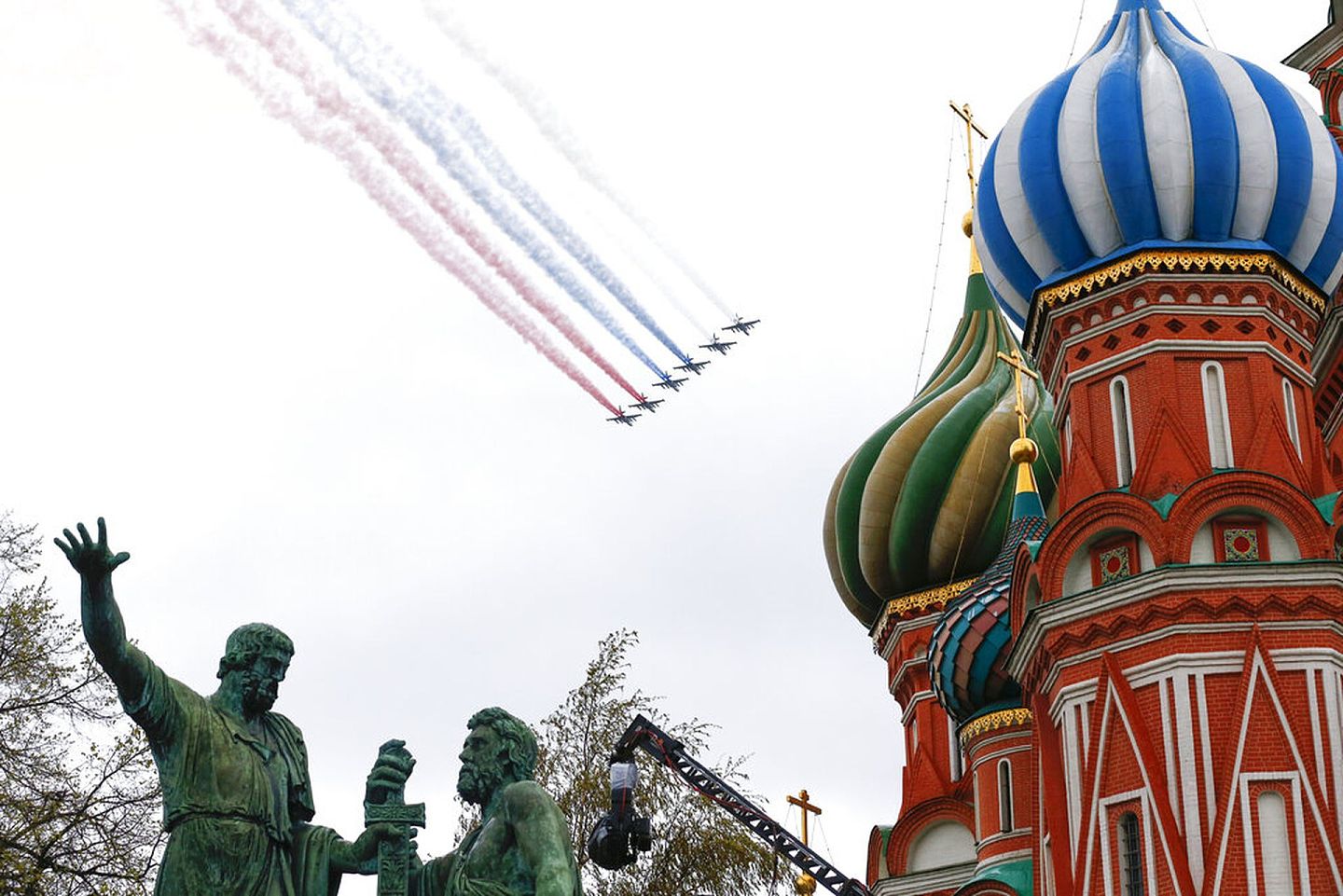 在阅兵式上，俄罗斯战机飞过红场上空，留下彩色的烟雾。（AP）