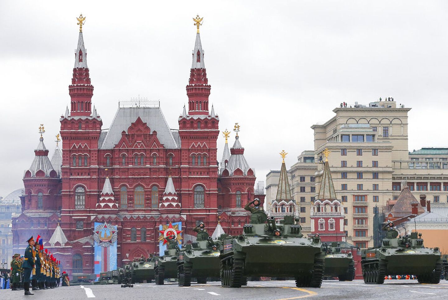 2021年5月9日，俄罗斯在莫斯科举行胜利日阅兵式，这是俄罗斯坦克在红场行进。（AP）