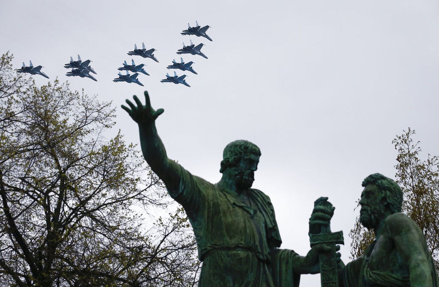 俄罗斯战机在莫斯科举行的胜利日阅兵式上飞过红场，纪念第二次世界大战在欧洲结束76周年。（AP）