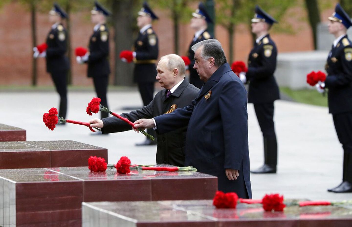 俄罗斯胜利日阅兵式结束后，俄罗斯总统普京和塔吉克斯坦总统拉赫蒙（Emomali Rakhmon，右）出席了向无名将士墓献花的仪式。（AP）