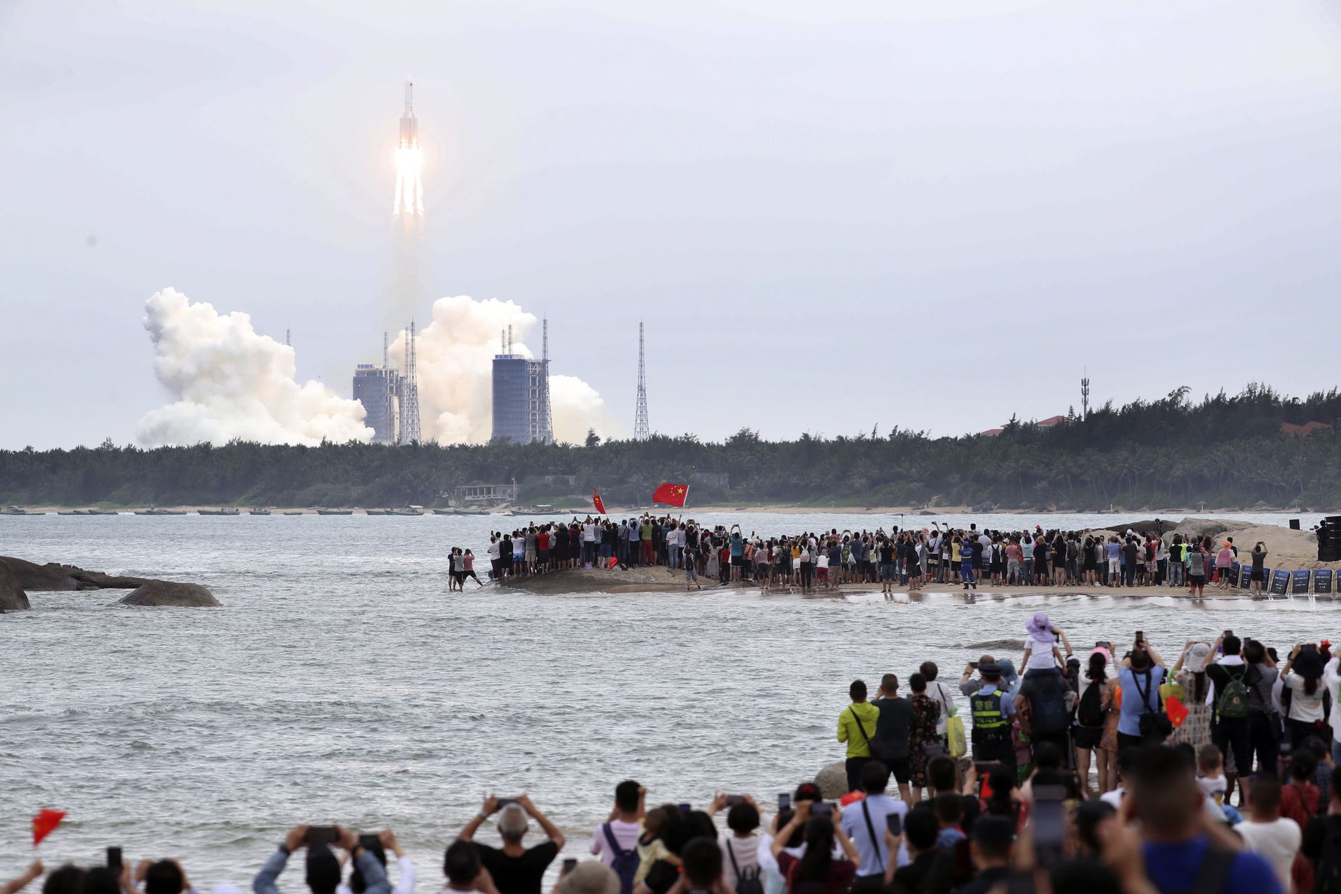 2021年4月29日,搭载着中国空间站“天和”核心舱的“长征-5B”火箭,在文昌航天发射场点火升空。(新华社) 2021年4月29日,搭载着中国空间站“天和”核心舱的“长征-5B”火箭,在文昌航天发射场点火升空。(新华社)