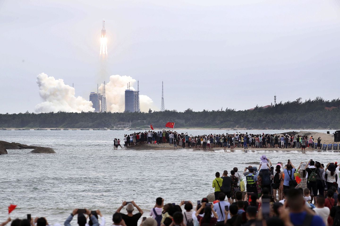 2021年4月29日，搭载着中国空间站“天和”核心舱的“长征-5B”火箭，在文昌航天发射场点火升空。（新华社）