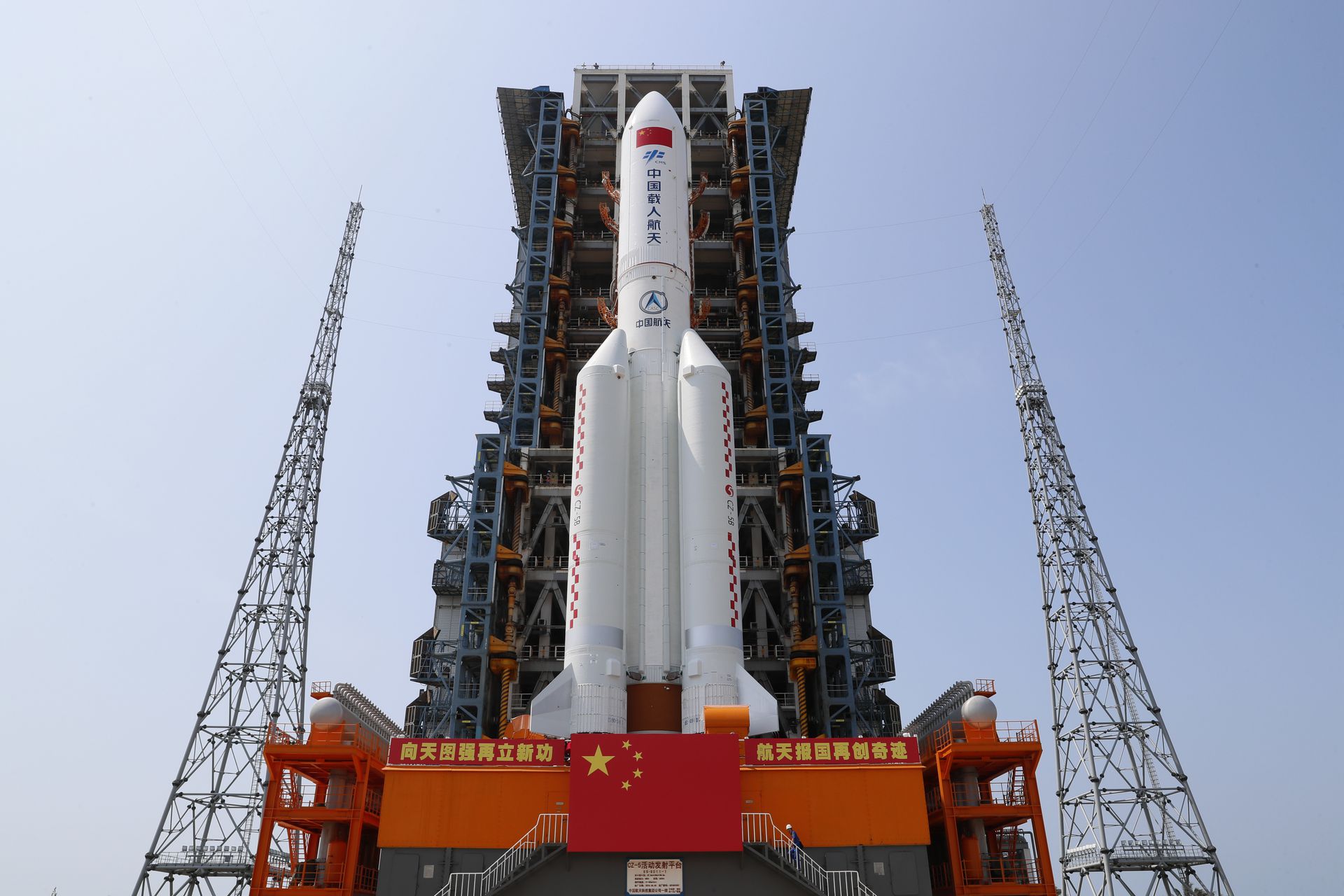 “长征-5B”火箭是专门为中国载人航天工程空间站建设研制的新型运载火箭。(新华社) “长征-5B”火箭是专门为中国载人航天工程空间站建设研制的新型运载火箭。(新华社)