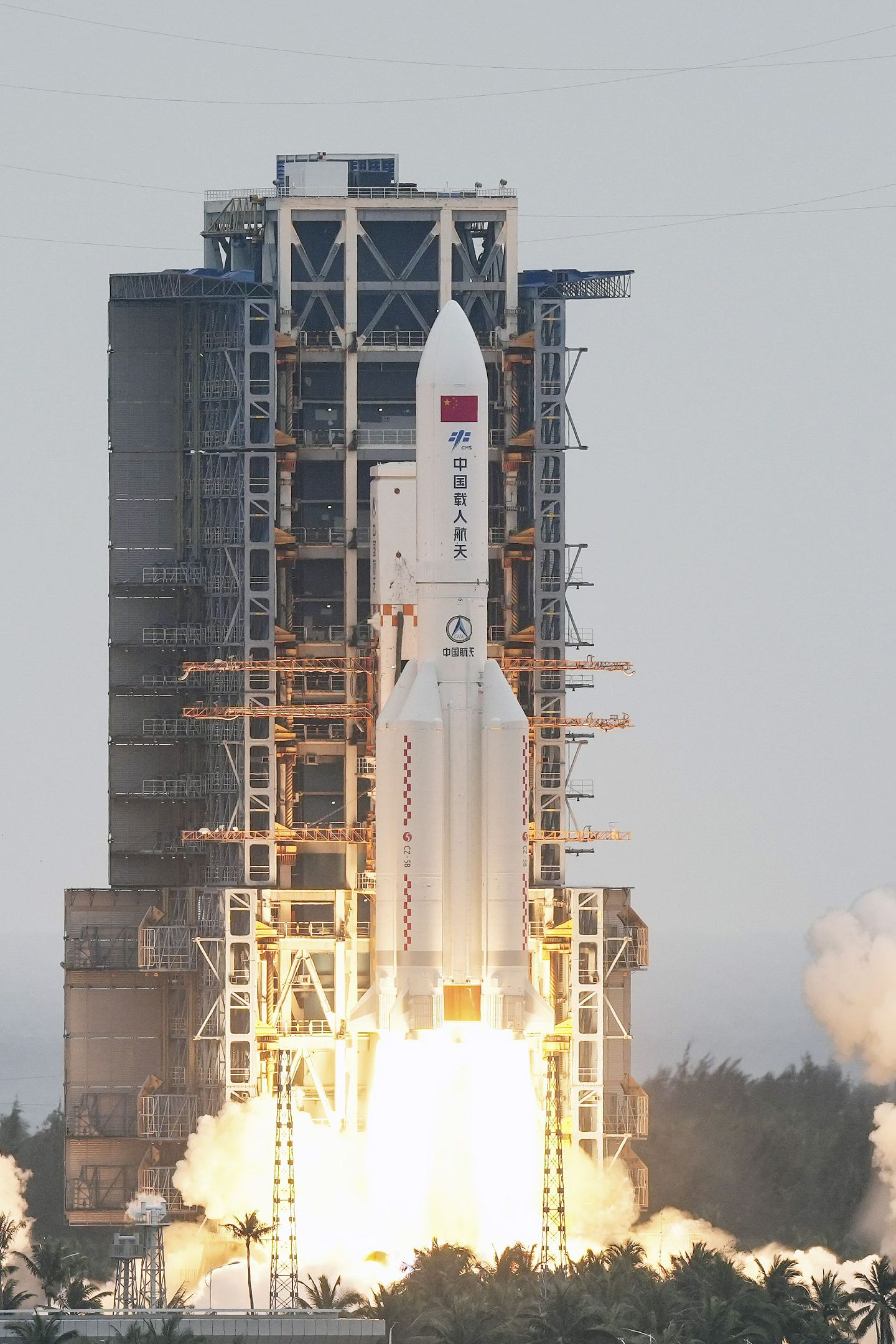 中国“长征-5B”火箭在文昌航天发射场点火升空。中国空间站“天宫”开建，预计2022年建成。（新华社）