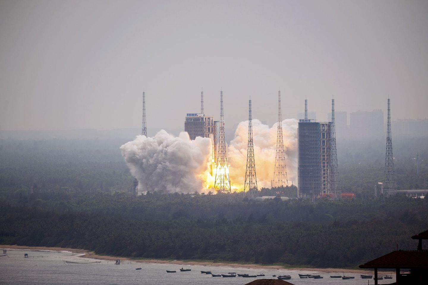 中国“长征-5B”火箭在文昌航天发射场点火升空。这是2021年海南文昌航天发射场的首次发射任务。（新华社）